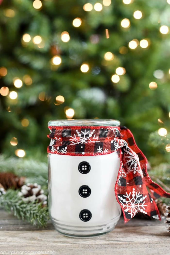 Kvepiančios žvakės, kaip sniego senis, su skara ir juodais mygtukais, idėjos naminėms Kalėdų dovanoms