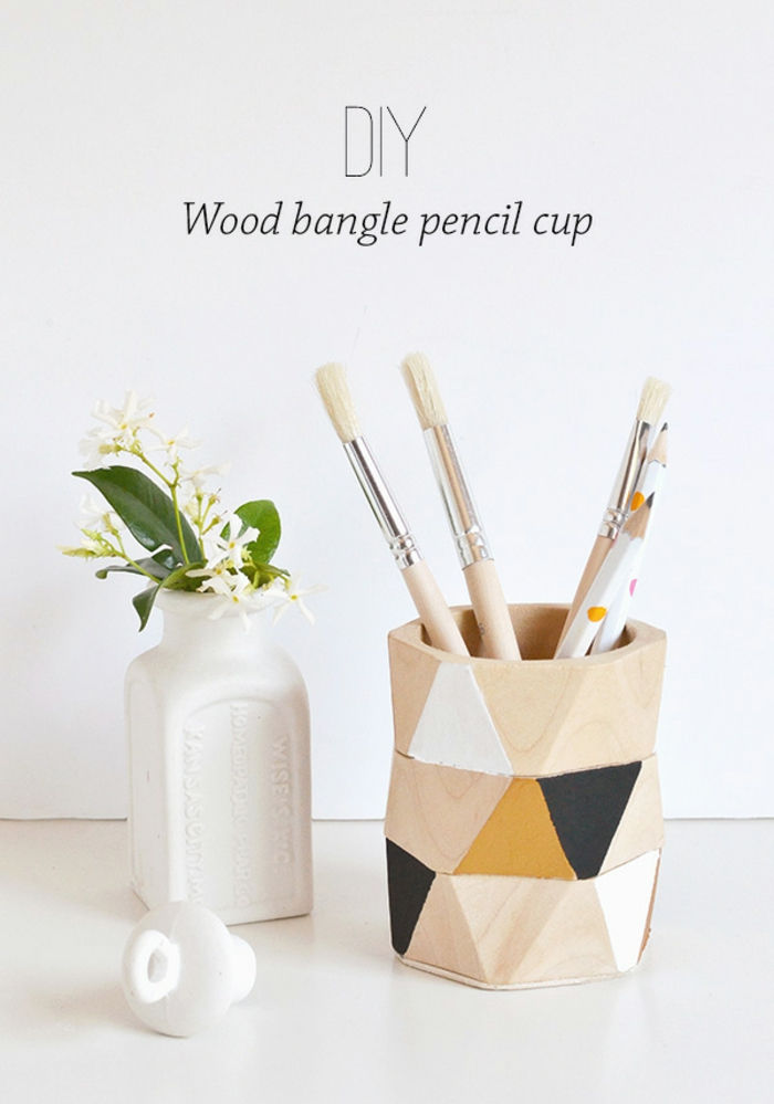 suporte de lápis de madeira diy decorado com figuras geométricas, vaso, flor, escova