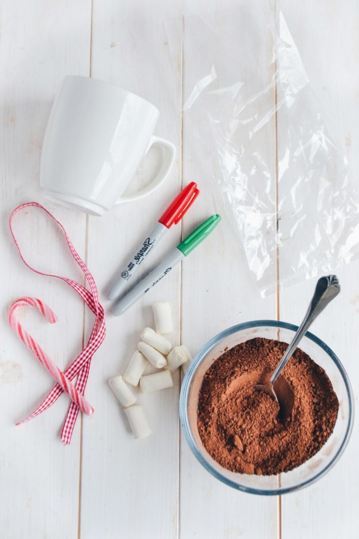Puiki idėja Kalėdų dovana, balta etiketė su nuolatiniais žymenimis, užpilkite šokolado miltelius ir zefyras