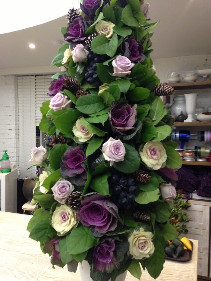 ett grönt julgran av blad och rosor och koner - advent arrangemang idéer