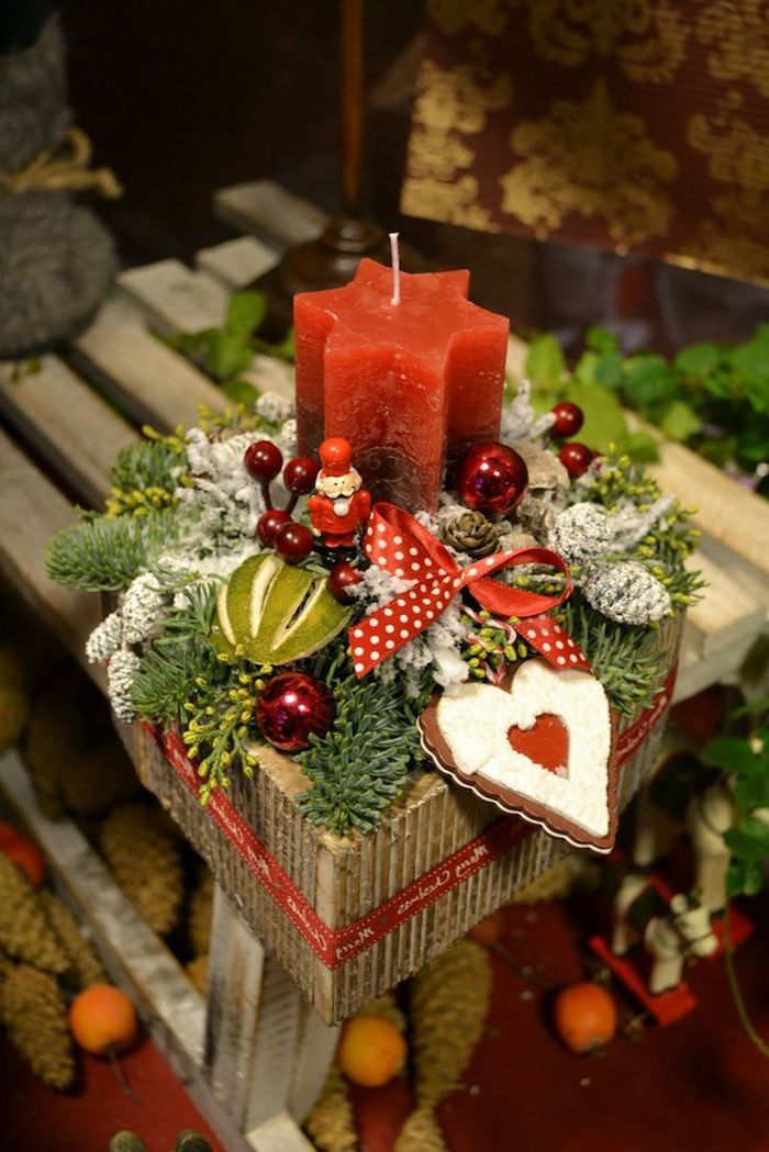 košarica polna božičnih predmetov - piškotki, sveče in majhne kroglice - dohodne ideje