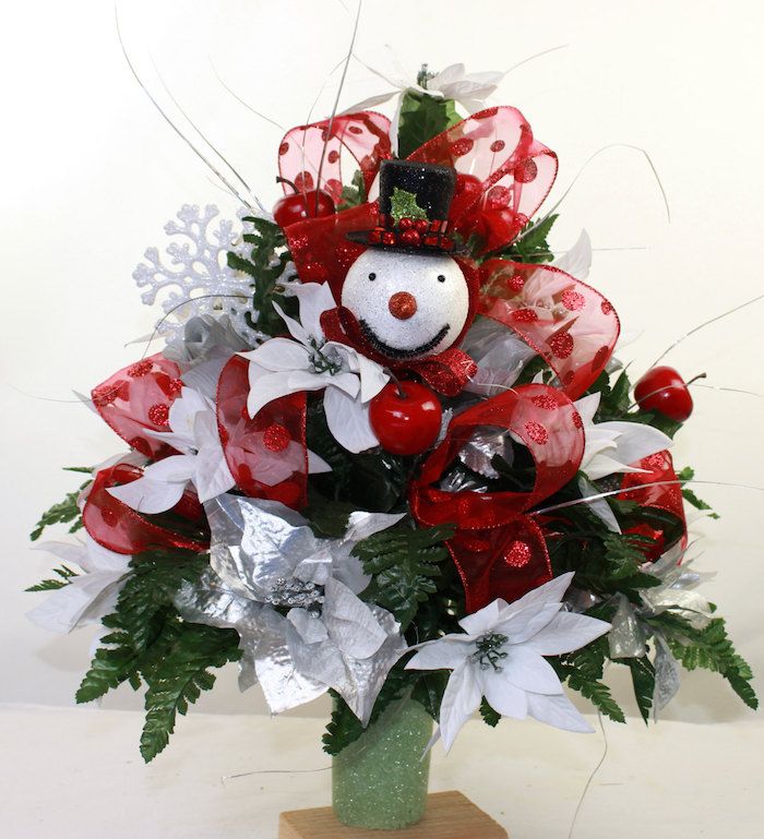 Adventni dogovori idejo snežaka, umetnih jabolk, srebrnih cvetov in rdečega loku