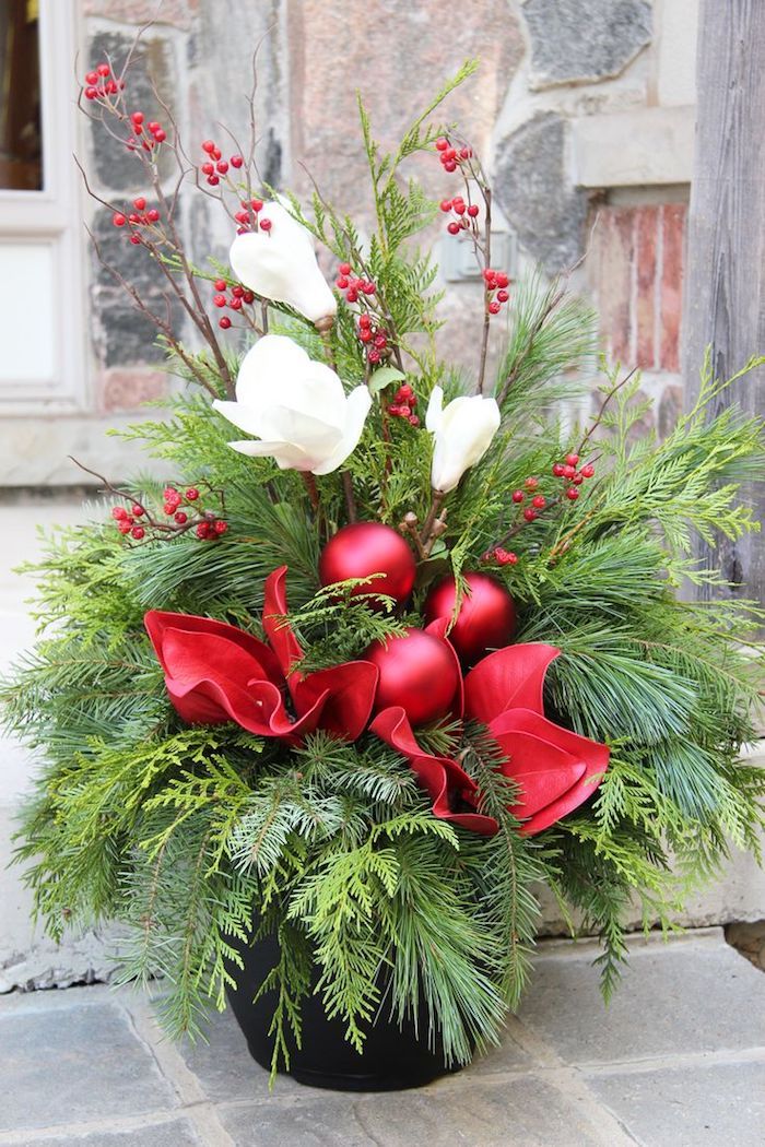 Advent arrangemang av naturliga material - små grenar av julgran och vita blommor