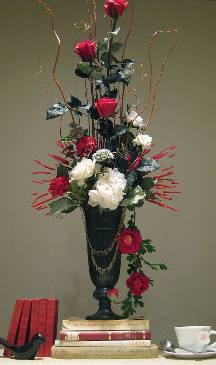 črna vaza z mnogimi rožami v rdeči in beli barvi - sami pripravljate dogovore