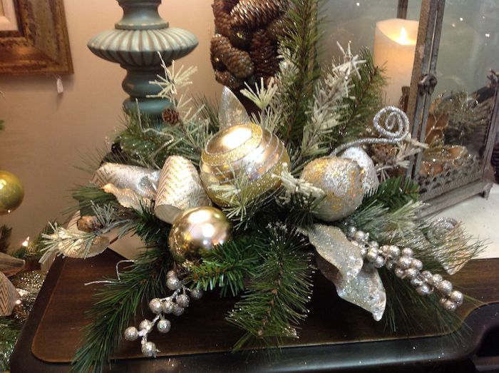 Advent arrangemang av naturmaterial - grenar och silver ornament, silver julbollar