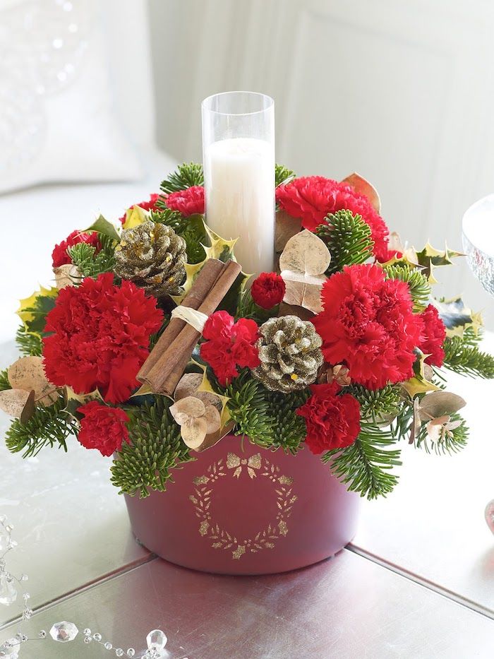 Gör arrangemang själv - en vas med en julkrans och vitt ljus i mitten