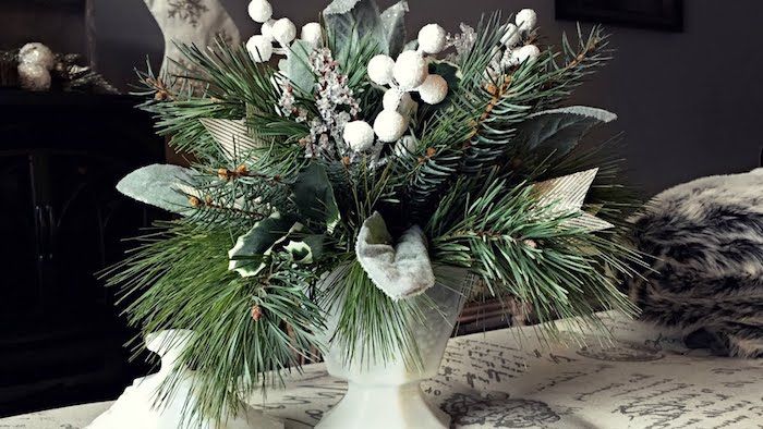 gör en vit vas med gröna tallgrenar och vita blommor - arrangemang själva