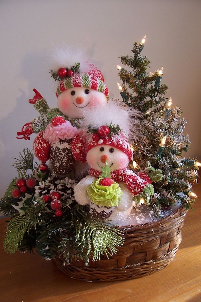 Jularrangemang - två snögubbar och ett litet granträd med feljus