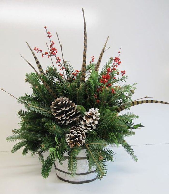 Božični aranžmaji - zelene veje in bele stožce, pavšalno pero in šipek