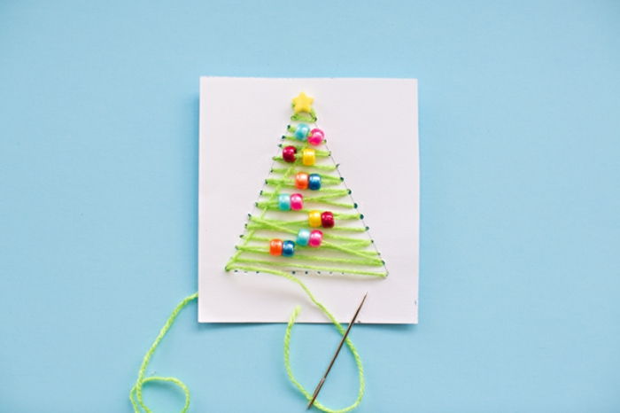 Urobte vianočnú kartu sami, vianočný stromček zo zelenej priadze a farebné drevené gule