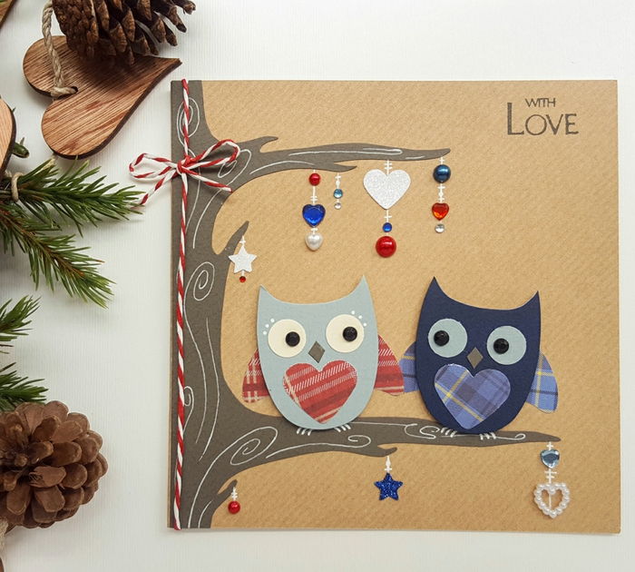 Skvelý nápad na vianočnú kartu DIY, dve zamilované Uhus, zdobené korálkami a niťami, kužele a jedle