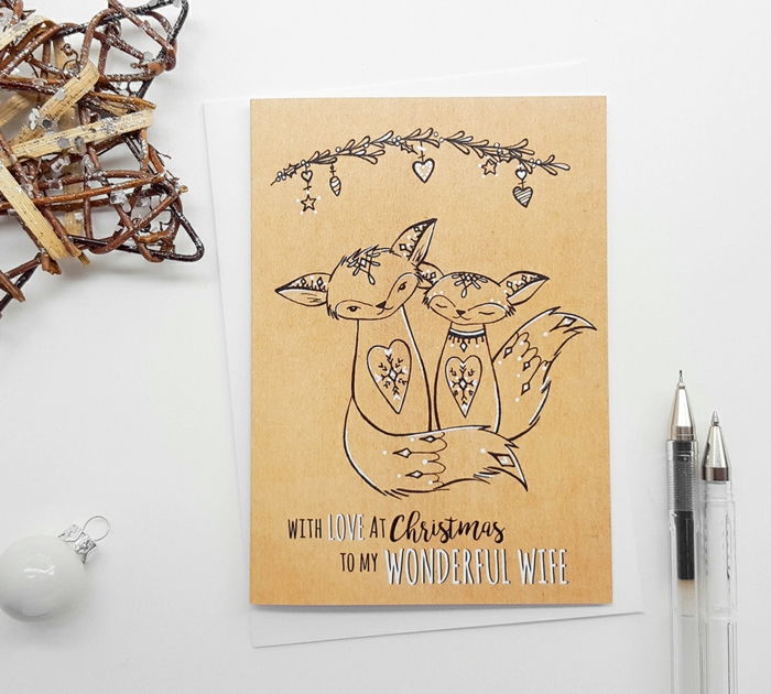 Sladká vianočná karta pre manželku, s láskou, dve líšky, biela čačka a pero