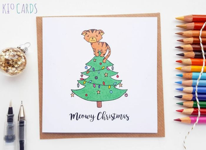 Roztomilá vianočná karta, ručne kreslená, mačiatko na vianočnom strome, pastelky a čačky, plné hviezd