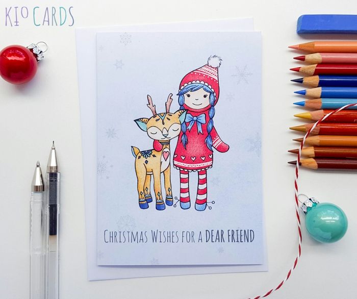 Kalėdinės atvirukai vaikams, mergaitės su šiaurės elniais, pieštuku ir mažais Kalėdų eglučiais