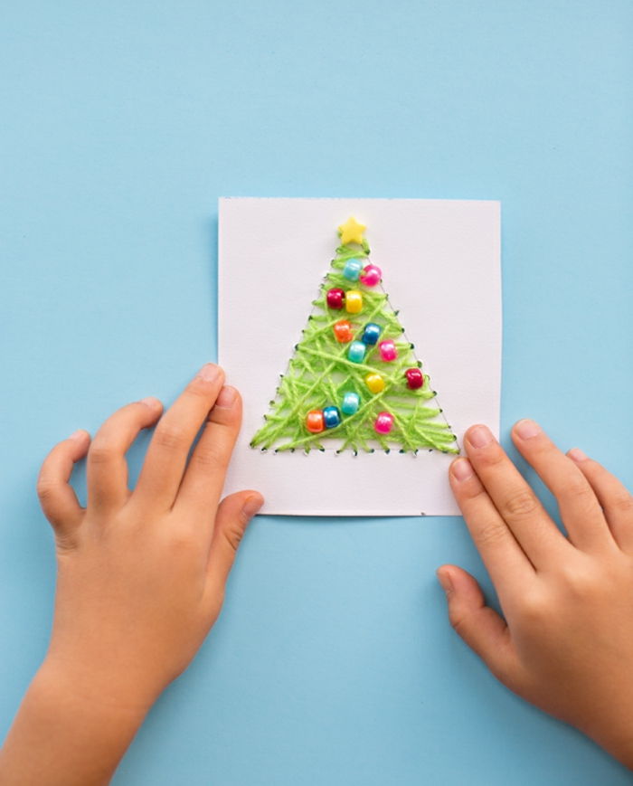 Vytvorte vianočné karty s deťmi, vianočný strom z zelených priadzí a farebné drevené korálky, nápady na vianočné remeslá