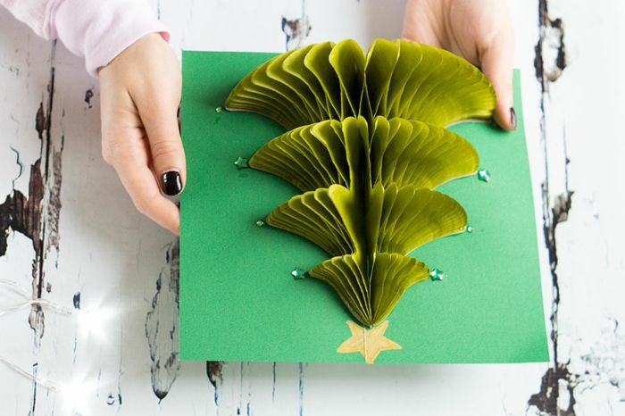 Lag ditt eget 3D-julekort, juletre laget av grønnpapir og paljetter, fin gaveide til jul