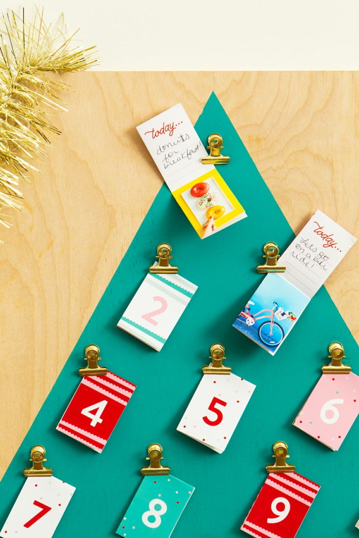 Juletre adventskalender med små julekort for hver dag, kul DIY gaveide å etterligne