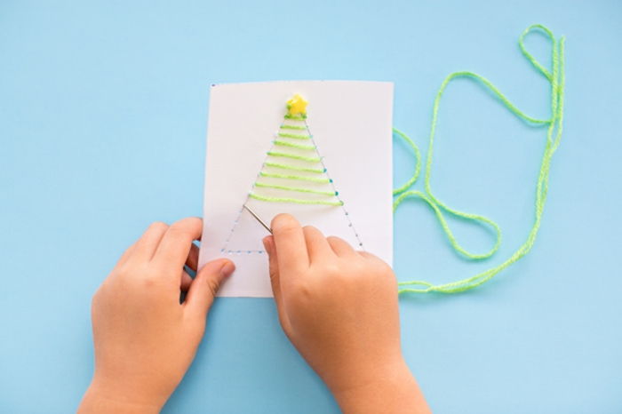 DIY nápad pre deti, vyrobiť vianočné karty sami, vianočný strom z zelenej priadze a farebné drevené gule