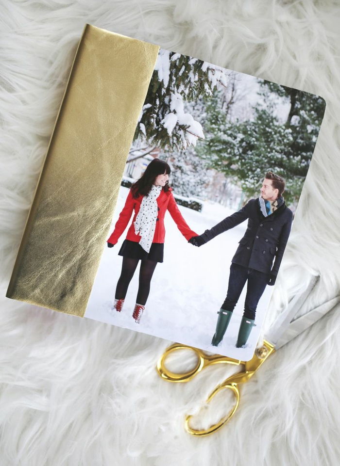 DIY personalizovaná vianočná karta s fotografiami, šťastný pár a krásna zimná krajina
