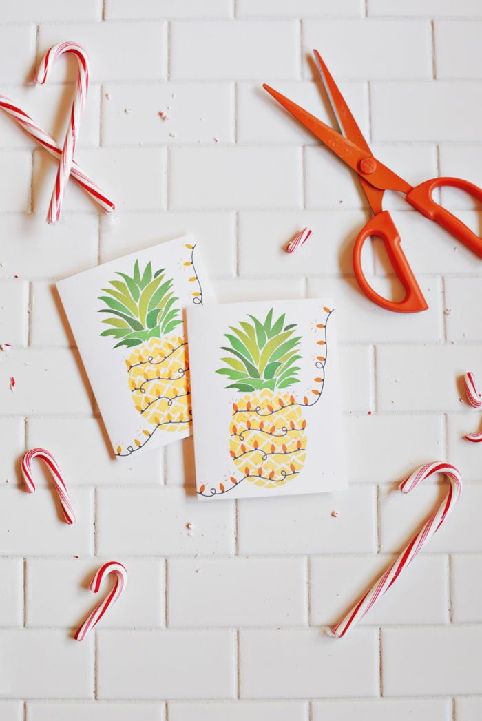 Skvelá alternatíva k klasickej vianočnej karte, ananás zdobený rozprávkovými svetlami, cukrovinkami a nožnicami