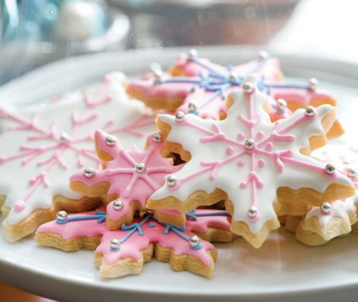 božični piškoti-dekorativno-rožnato-bela smetana