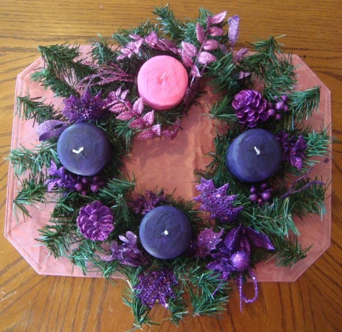 božični venec-Tinker-modra-sveče-in-roza-svečo