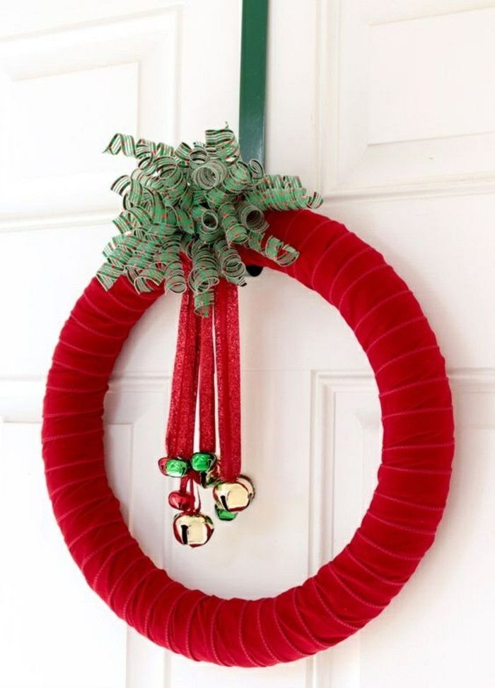 vianočný veniec-Drotár-červeno-plátno-gloecken-zeleno-biele bow-dvere