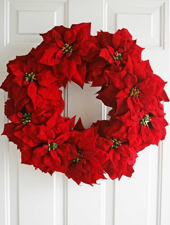 vianočný veniec-Drotár-bielo-dvere-červeno-kvety-z-papier