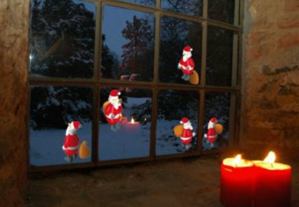 weihnachtsmänner-Fensterdeko do božič