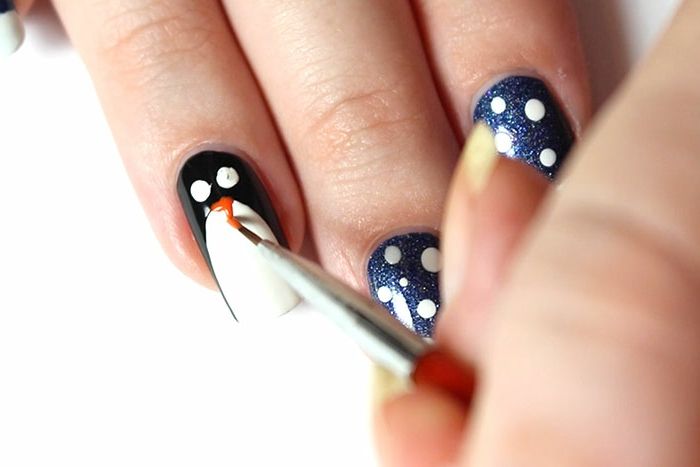 Idé för vinter manikyr, pingvin och små snöflingor rekord, mörk anledning, oval nagelform
