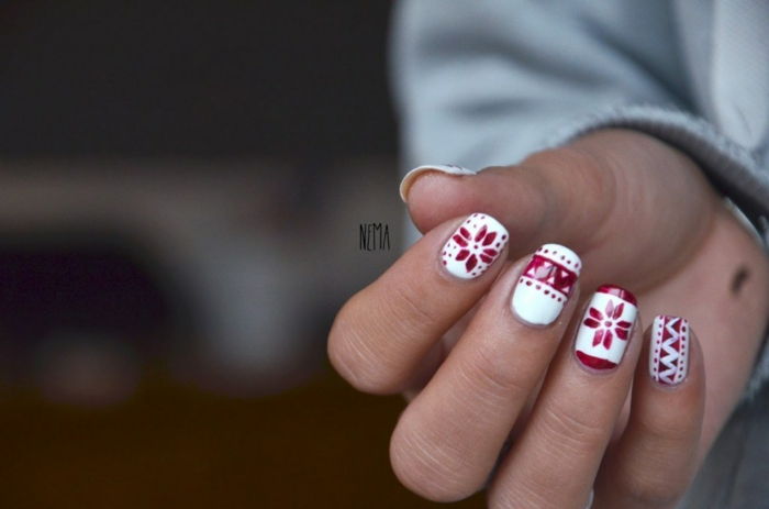 Vinterspikdesign i vitt och rött för omformning, oval nagelform, vintertendenser