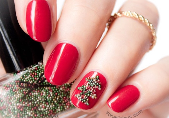 Nail Design Jul Red Nails Perler for å dekorere Ring Golden Manicure