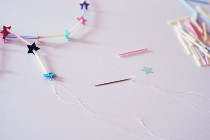 Padarykite šiaudų braškę, pagaminkite popieriaus žvaigždes ir sriegius, patys sukurdami kalėdines papuošalus, įkvėpdamos puikių idėjų