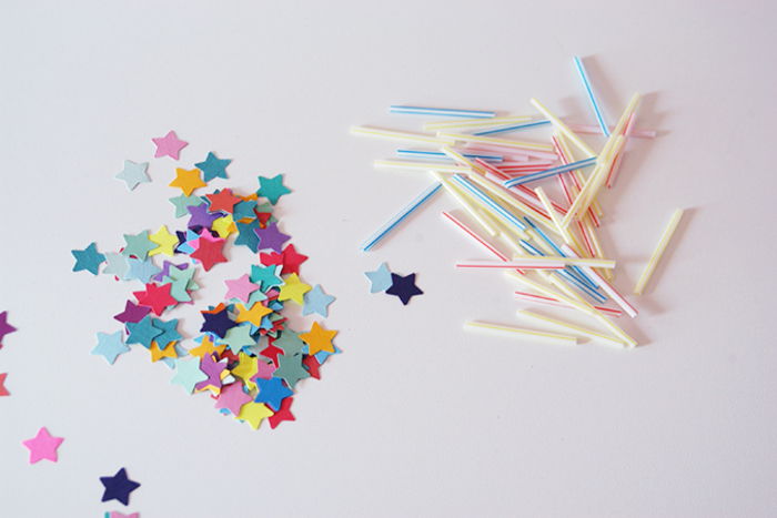 spalvinga girlianda su vaikų amatais, medžiagos: šiaudai, sriegis, mažos popierinės žvaigždės