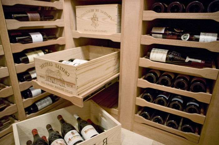 şarap şişeleri şarap rafı duvar fikirleri çekmece şarap standı kırmızı şarap beyaz şarap içmek zevk