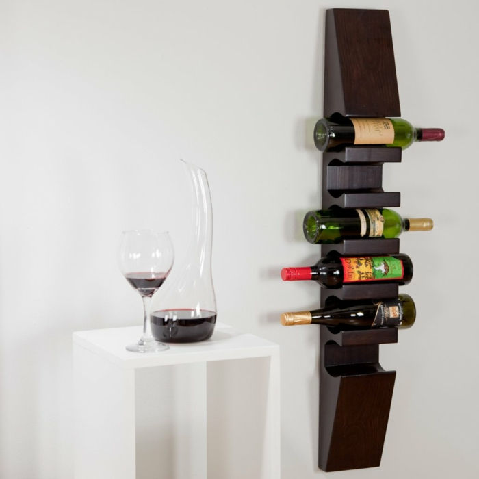 wijnrek hout lange plank voor liggende flessen wijn in een specifieke fles staan ​​voor wijnglas