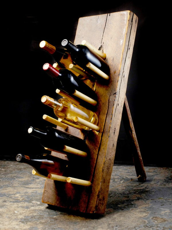 Rebríček na víno vyrobený z drevenej dosky