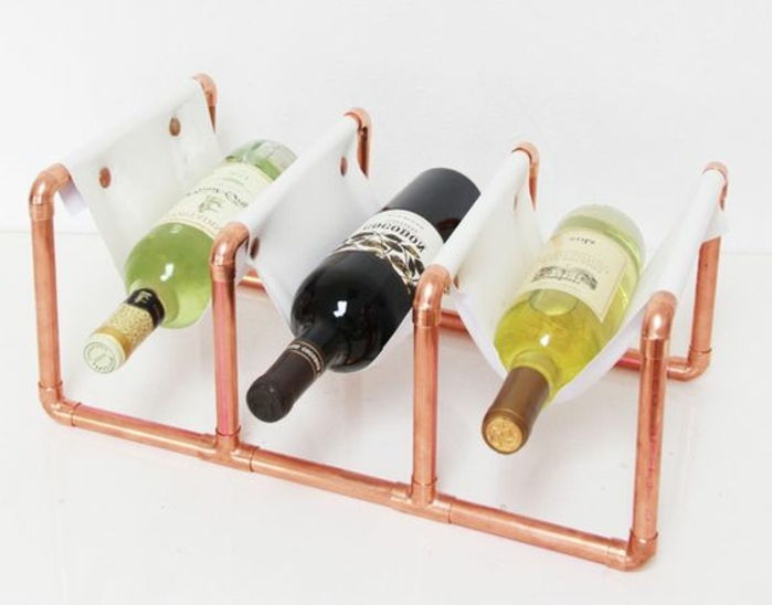 şarap rafı duvar fikirleri birkaç şişe şarap saklamak için beyaz şarap kırmızı viyana gül standı