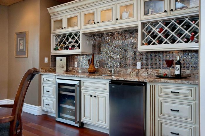 Evde tasarım, böylece şişeler şarap severler için şarap özel mutfak ile düzenlenmiştir