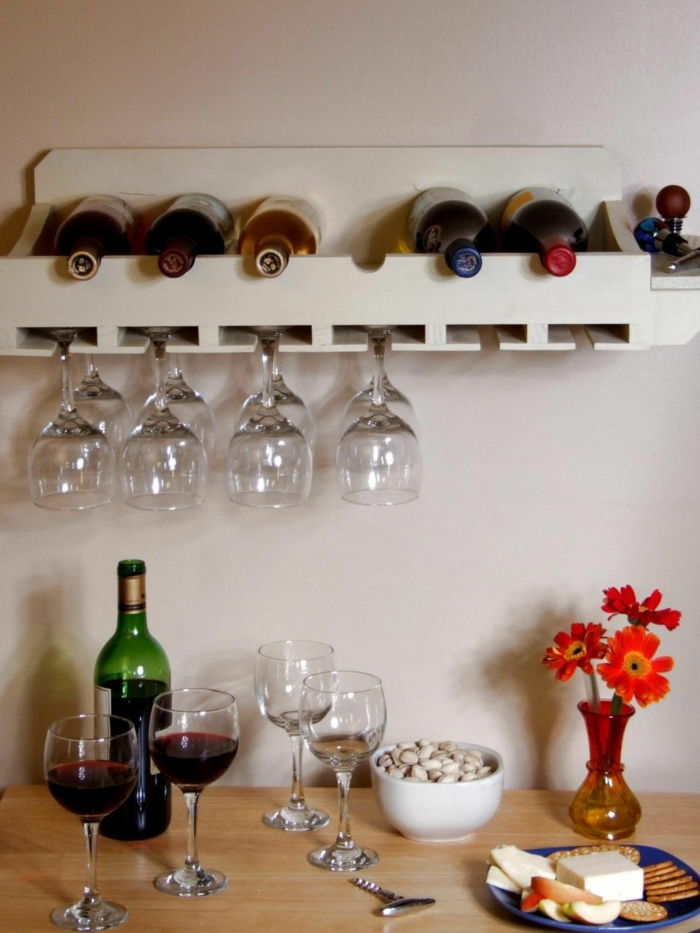 wijnrek wandideeën glazen vaas bloemen fles witte wijn rood wenen wijnglas idee keuken discreet