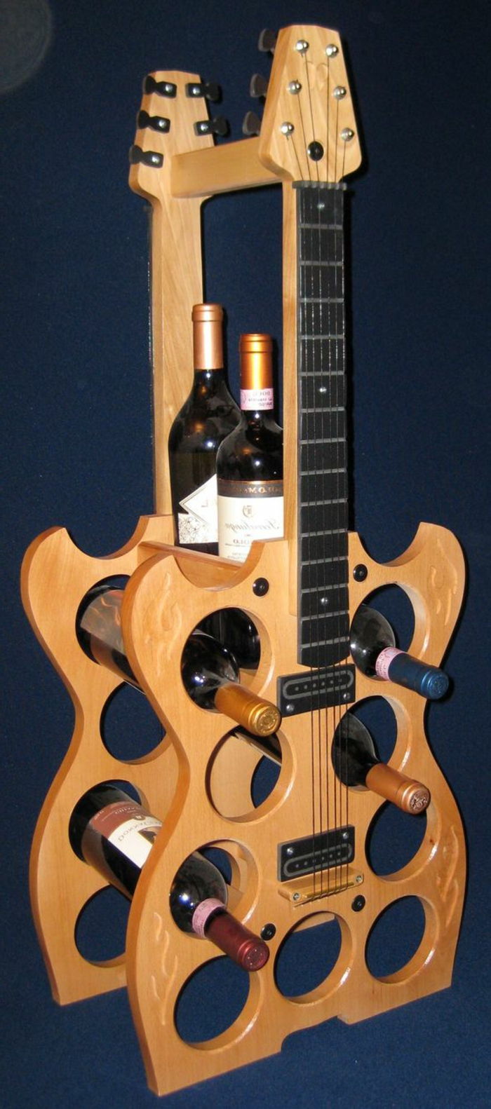 wijnrek voor de muur of voor de kamer als decoratie om de oude gitaren te herbouwen en er een kast van te maken