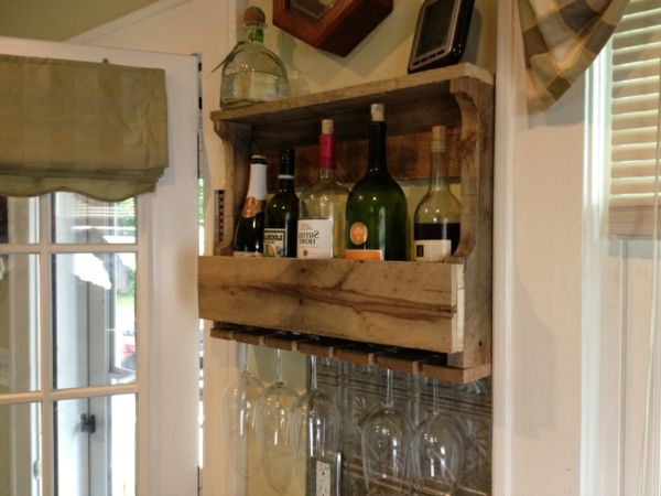 raft de vin-auto-construit-lemn-în cameră