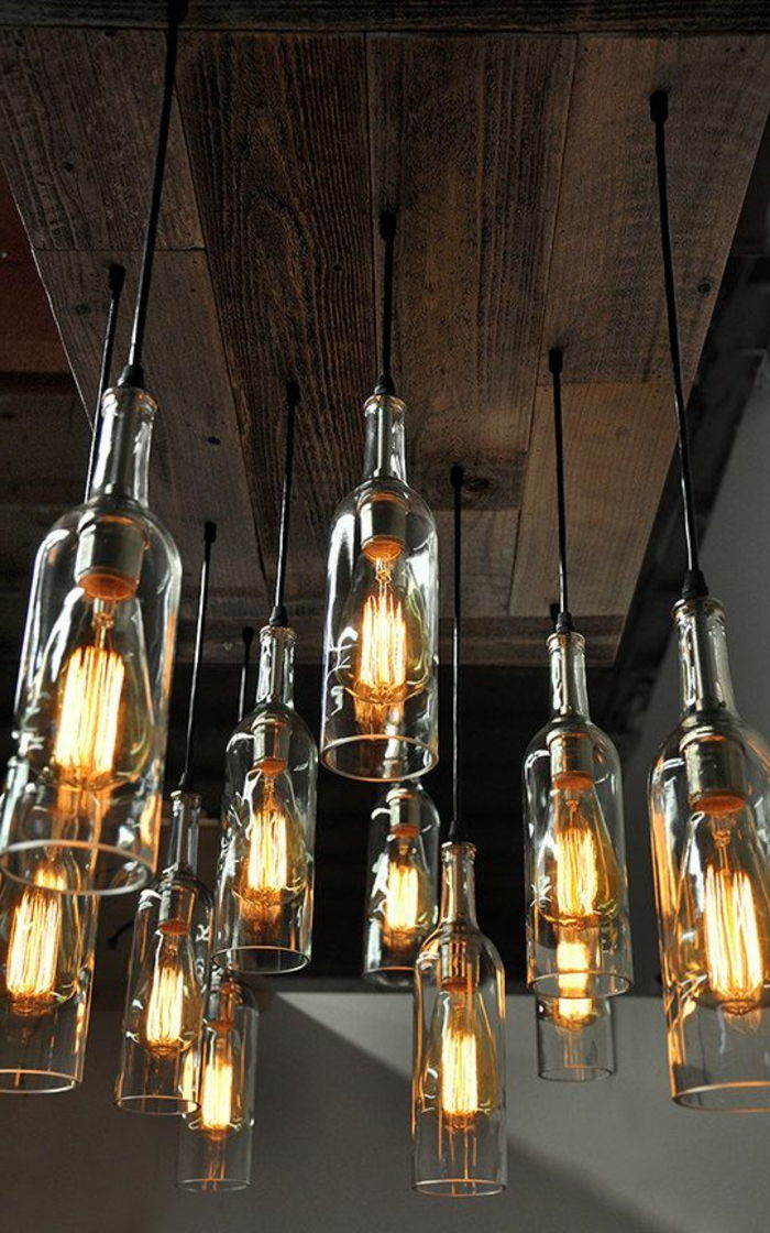 Eski şişelerden yapılmış herhangi bir ev kır evi veya daire lambaları için eşsiz dekorasyon