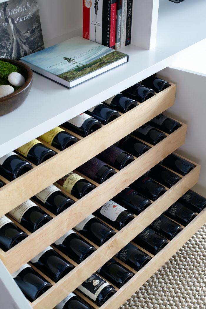 Dolaptaki çekmeceler, dolu şarap şişeleri kırmızı şarap fikirleri çekmecesi dolabında saklamak için kullanılır.