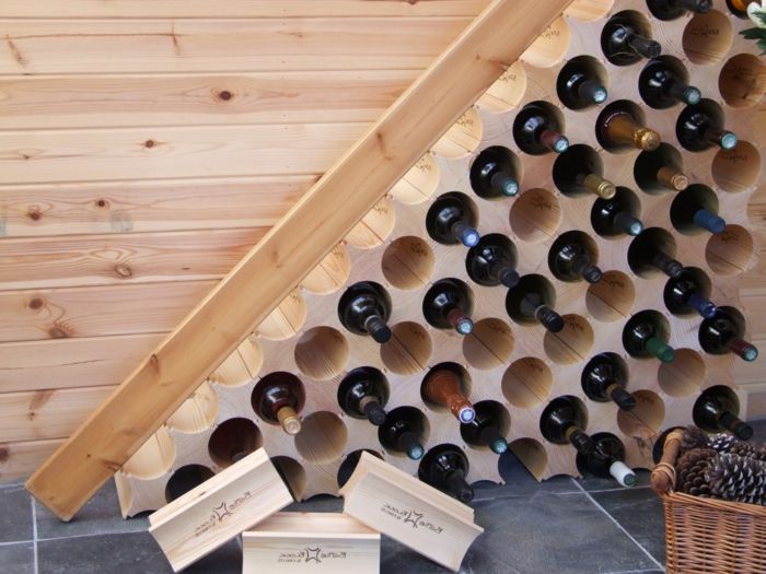 merdiven altında şarap rafı ev için ya da şehirde lüks bir daire için harika bir fikir