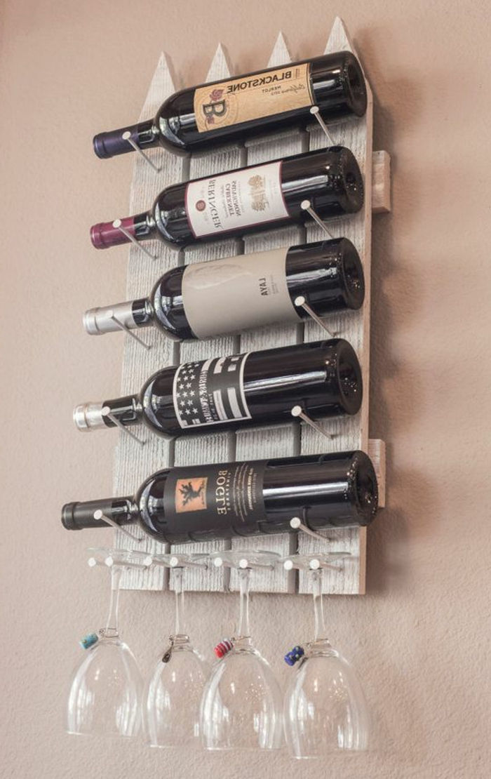 şarap rafı küçük kolay inşa beş şişe ve dört şarap bardakları kırmızı şarap fikirler duvara koydu