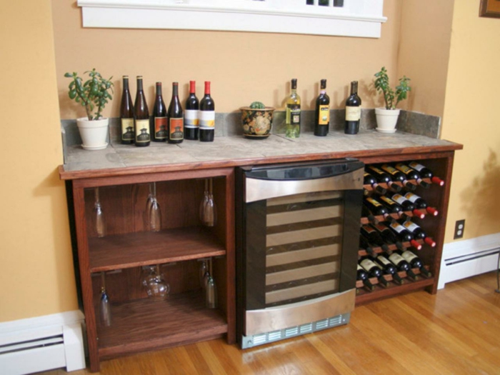 şarap şarap şişeleri ve şarap bardakları saklamak için özel dolap soğutucu depolamak ve saklamak