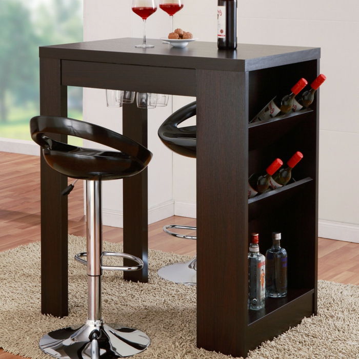 een kleine tafel, speciaal ontworpen voor het proeven van wijndegustatie, gebruikt wijn voor twee flessen wijn