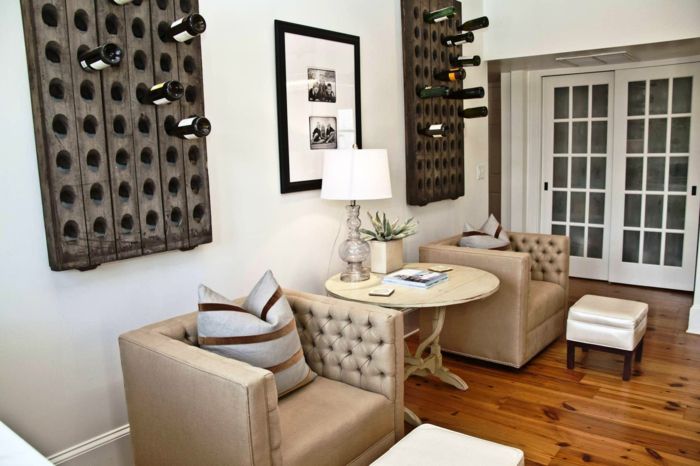 platte woonkamer wijnplanken in de Wohnot huis fauteuil wijnflessen wijn tirnken met freunen