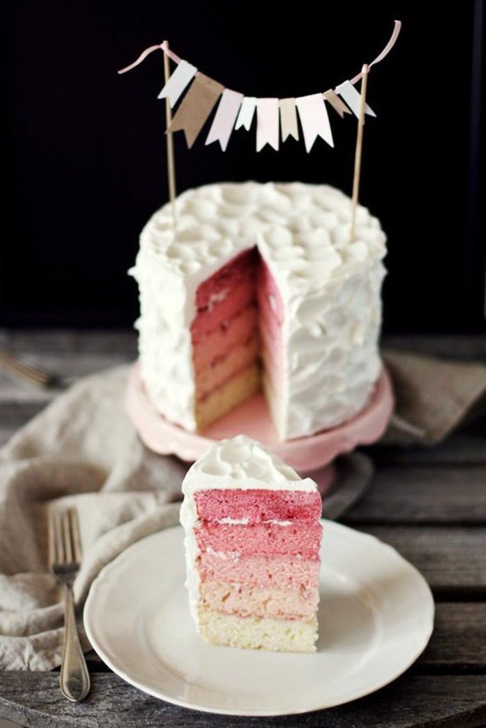 Biely torta s ružovou výplňou